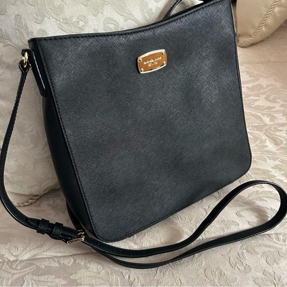 Micheal Kors Jet Set Travel Saffiano Leather Messenger - Picture 9 of 10